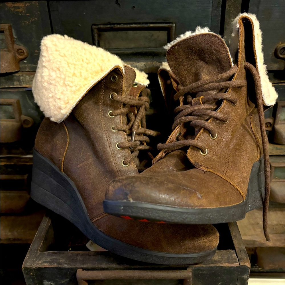 Ugg shearling leather lace up brown boho sheepskin wedge ankle boots size 7